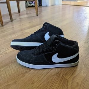 Nike 6.0 Mavrk Mid 3 Mid Top Sneakers